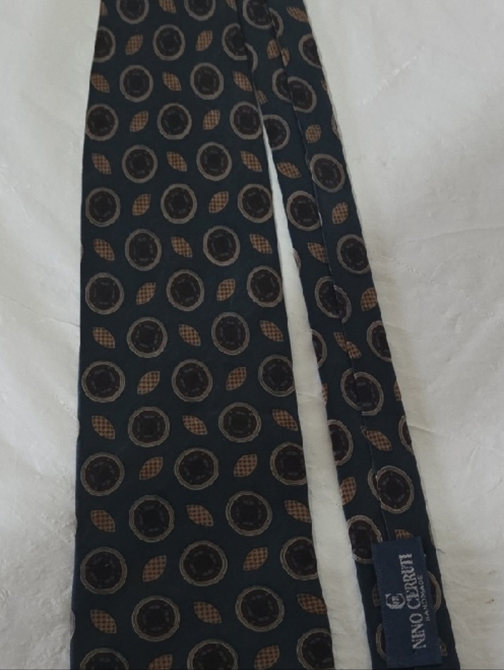 Mens 100% Silk Tie with a circular and leaf motif